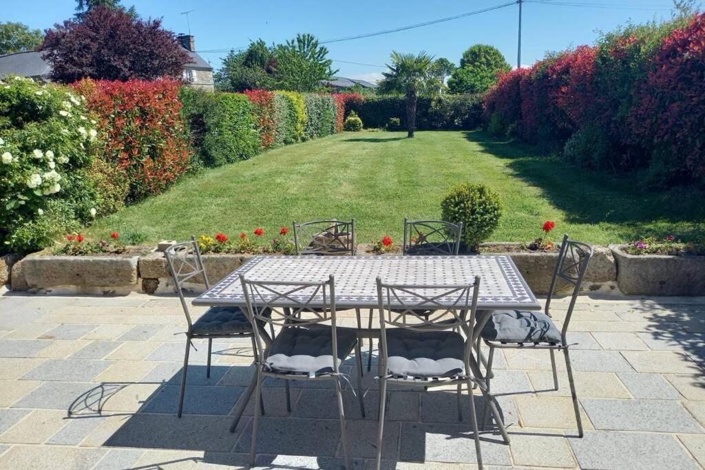 La Maison Bleue Saint-Sauveur-des-Landes ภายนอก รูปภาพ