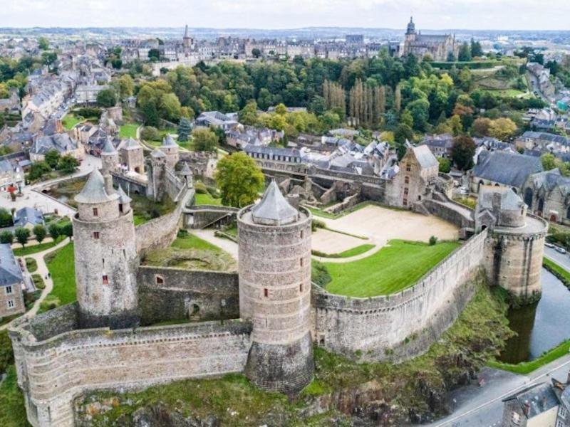 La Maison Bleue Saint-Sauveur-des-Landes ภายนอก รูปภาพ